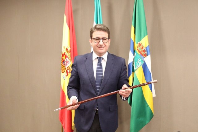 El alcalde de Palomares del Río, Manuel Benjumea, posa con el bastón de mando tras prosperar la moción de censura presentada.