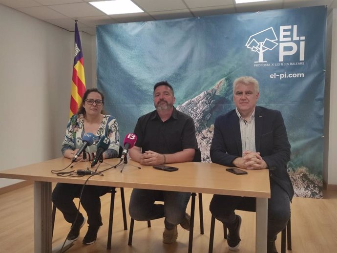La gerente de Habtur, María Gibert; el presidente de El PI, Tolo Gili, y el portavoz parlamentario de la formación, Josep Meli, en una rueda de prensa.