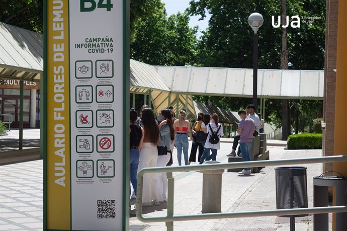 Archivo - Estudiantes en el Campus de Las Lagunillas.