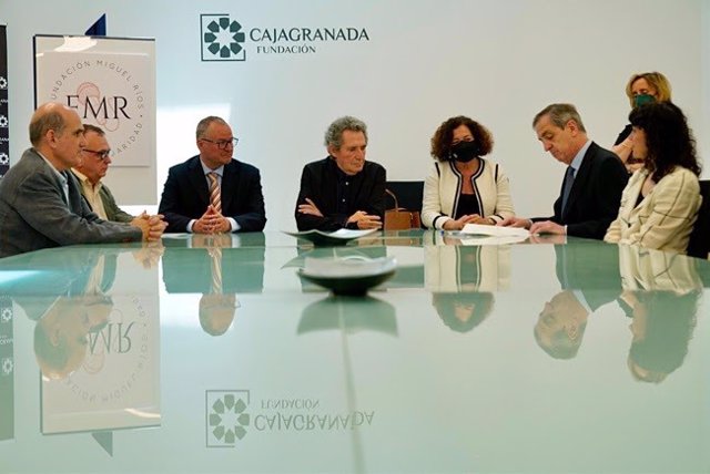 Momento de la firma y contitución de la Fundación Miguel Ríos. De izqda a derecha: Antonio Castro, Alejandro García, Patricio Cárceles (ONCE), Miguel Ríos, Pilar Aranda (UGR), Luis de la Higuera (notario) y Lua Ríos.