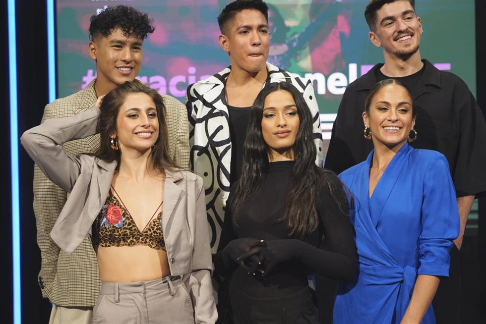 La cantante Chanel posa junto a sus bailarines antes de la rueda de prensa organizada por RTVE ante su tercer puesto en Eurovisión, a 17 de mayo de 2022, en Madrid (España).
