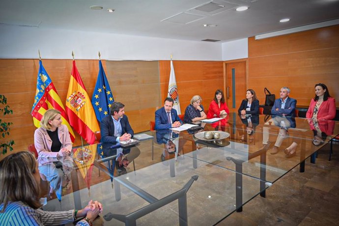 Firma del conveni entre UPV i Confecomer per a la creació de la Ctedra de Comer