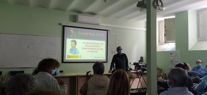 La Comandancia de la Guardia Civil de Córdoba continúa con las labores de formación a personal sanitario, realizando talleres informativos para la prevención de agresiones en los centros sanitarios.