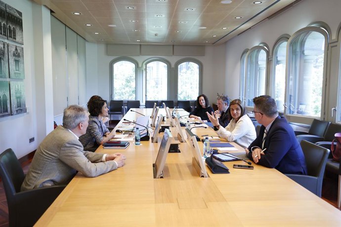 Parlón i Marín amb les seves delegacions en una reunió a la Diputació de Barcelona