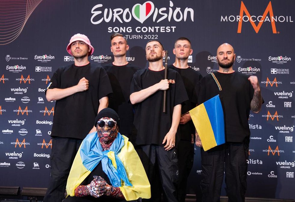 15 May 2022, Italy, Turin: The group Kalush Orchestra from Ukraine pose for a picture at the final press conference after winning the Eurovision Song Contest (ESC). Photo: Jens Büttner/dpa