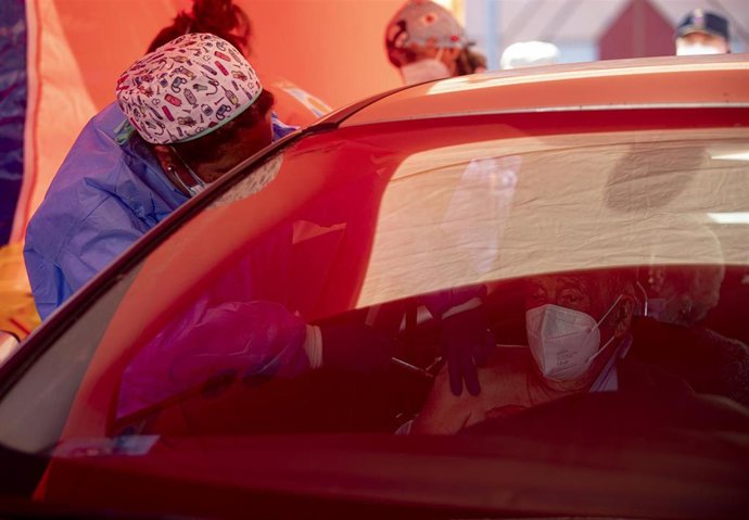 Archivo - Trabajadores sanitarios durante la vacunación contra la Covid-19 a mayores de 90 años en la explanada del centro de salud del municipio Lora del Río. En Sevilla (Andalucía, España), a 15 de febrero de 2021. (Foto de archivo).