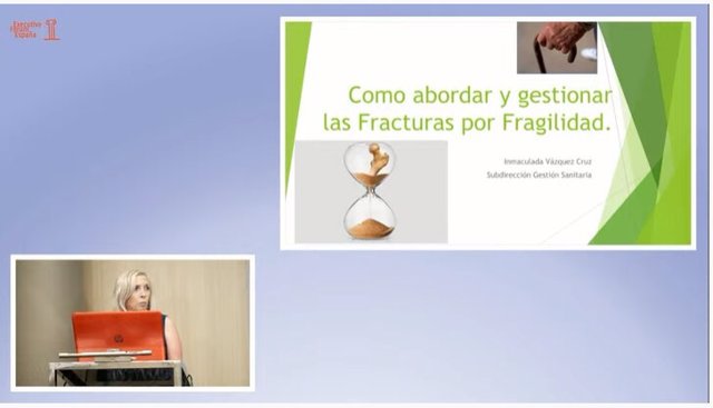 La subdirectora asistencial del Servicio Andaluz de Salud (SAS), Inmaculada Vázquez, explica como se abordan y gestionan las fracturas por fragilidad.
