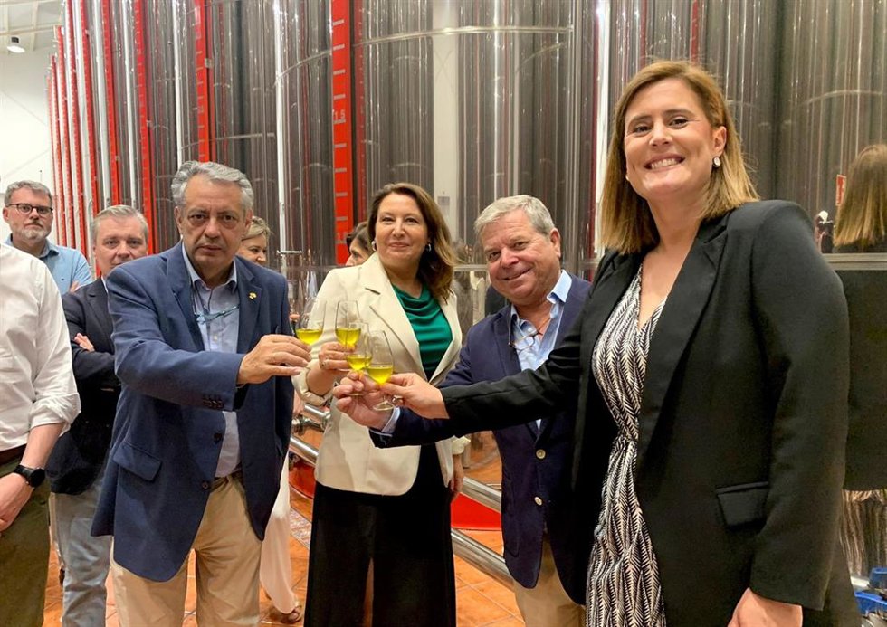 Carmen Crespo (en el centro) en la visita a las instalaciones de Núñez de Prado.