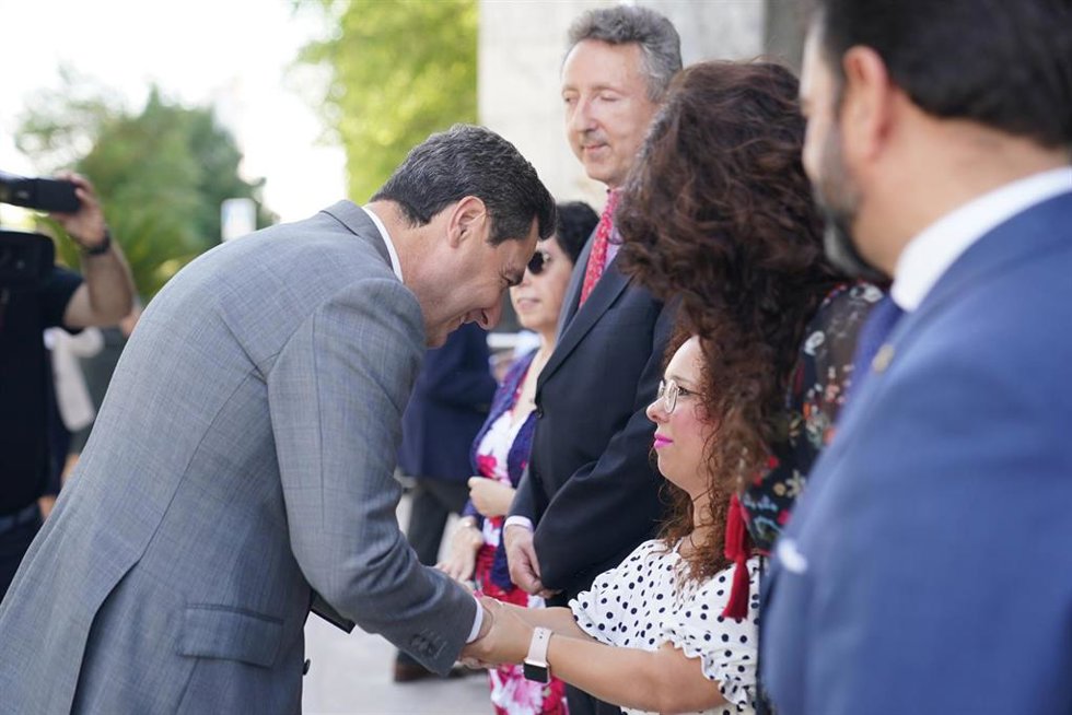El presidente de la Junta de Andalucía, Juanma Moreno, en un encuentro en la Fundación de la ONCE en Sevilla con el Cermi