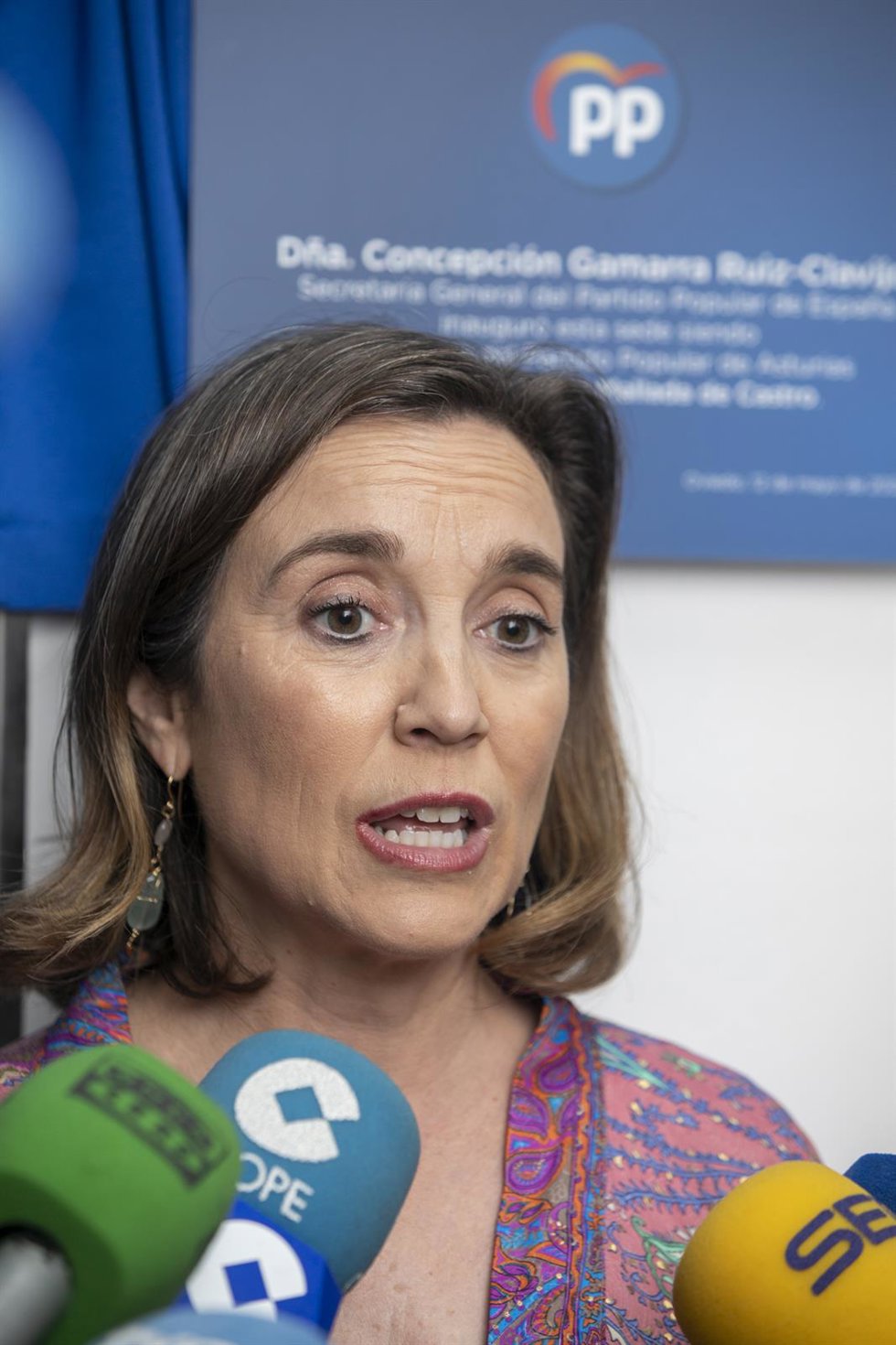 La secretaria general del PP, Cuca Gamarra, ofrece declaraciones a los medios de comunicación en la reunión del comité ejecutivo autonómico del partido en Asturias, a 12 de mayo de 2022, en Oviedo, Asturias (España).