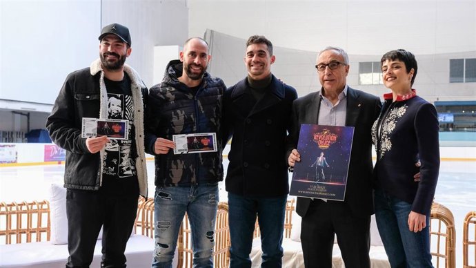 Archivo - El presidente del COE, Alejandro Blanco, y los deportistas Javier Fernández, Regino Hernández, Ander Mirambell y Sara Hurtado durante uno de los actos de presentación del espectáculo 'Revolution on Ice'.