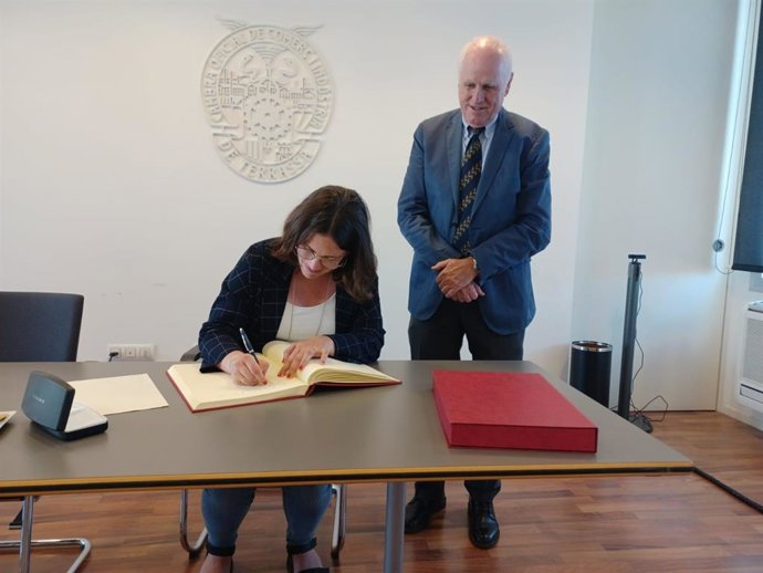 La concejal y portavoz de ERC en el Gobierno municipal, Ona Martínez, y el presidents de la Cambra de Terrassa, Ramon Talams.