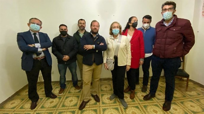 El coordinador local de Vox con miembros de su equipo