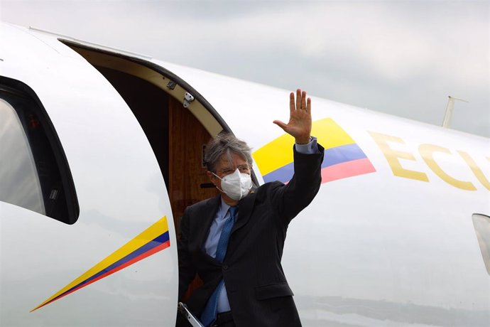 Archivo - El presidente de Ecuador, Guillermo Lasso, sube a bordo del avión presidencial