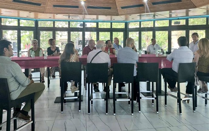 Antonio Repullo junto a Montserrat Paz y José Manuel Medina en la reunión con empresarios de la comarca del Guadiato.
