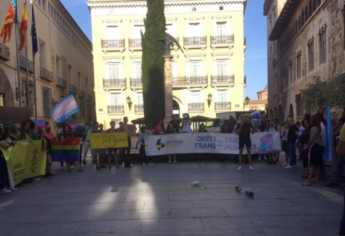 Concentración por el Día contra la LGTBfobia en la plaza de Manises