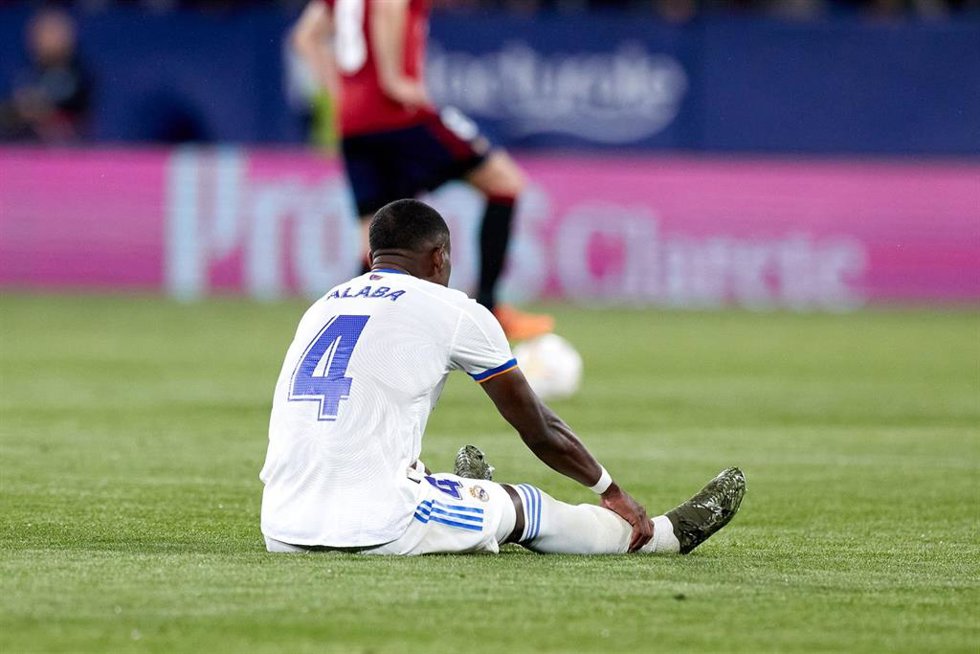 David Alaba tras hacerse daño en el partido entre Osasuna y el Real Madrid de LaLiga Santander 2021-2022