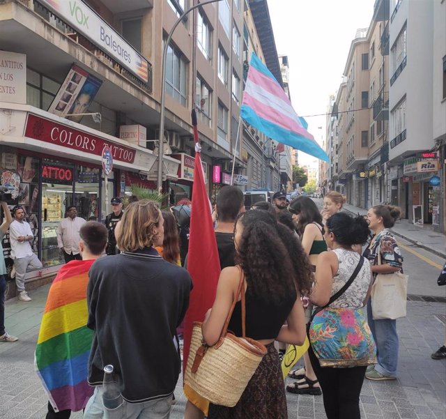 Personas se manifiestan ante la sede de Vox Baleares con motivo del Día Internacional contra la LGTBIfobia.