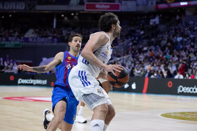 Archivo - Sergio Llull intenta lanzar a canasta defendido por Nicolás Laprovittola en el Real Madrid-Bara de la Liga Endesa 2021-2022