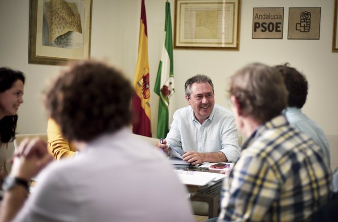 El secretario general del PSOE de Andalucía, Juan Espadas, ha mantenido este martes en Sevilla un encuentro con representantes de Andalucía Acoge, ACEM, CEAR, Cepaim y Cruz Roja.