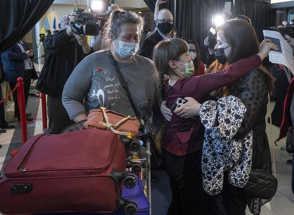 Una familia de refugidos ucranianos se reencuentra en la ciudad canadiense de St. John's.