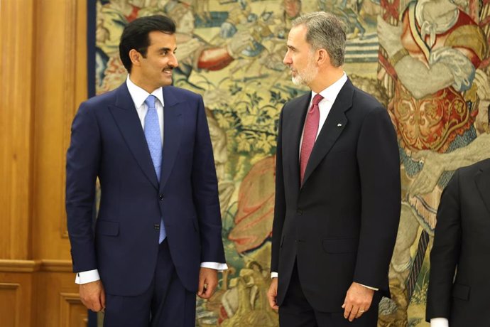 El Rey Felipe y el emir de Catar, Tamim Bin Hamad Al Thani, charlan tras recibir en audiencia con sus respectivos ministros de Exteriores y embajadores, a 17 de mayo de 2022, en Madrid (España).
