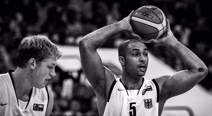 Foto de Ademola Okulaja durante un partido con la selección alemana de baloncesto