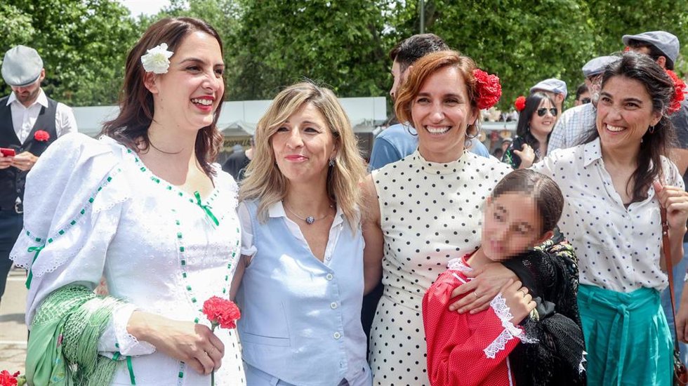 (I-D) La portavoz de Más Madrid en el Ayuntamiento de Madrid, Rita Maestre; la vicepresidenta Yolanda Díaz; y la líder de Más Madrid, Mónica García; juntas en las inmediaciones de la Ermita de San Isidro, a 15 de mayo de 2022, en Madrid (España). 