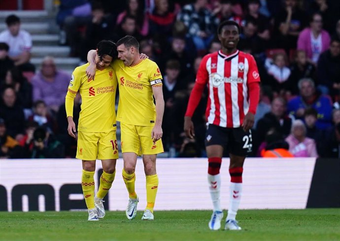 Takumi Minamino celebra con James Milner el primer gol del Liverpool frente al Southampton