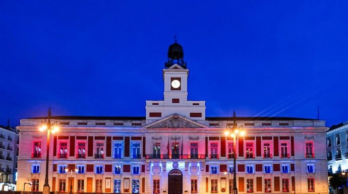 Real Casa de Correos ilumina su fachada con los colores de la bandera de Noruega