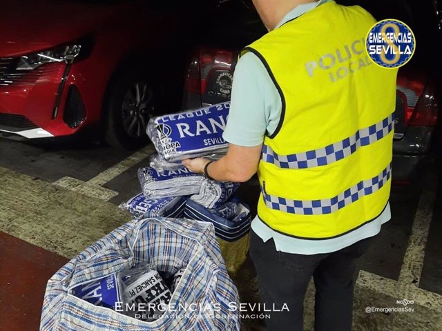 La Policía Local abre diligencias contra tres personas por delito contra la propiedad intelectual.