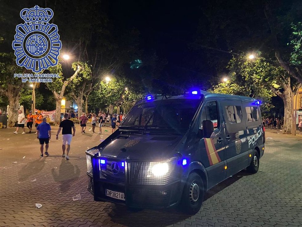 Despliegue policial en Sevilla por los hinchas alemanes y escoceses