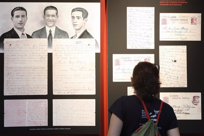 Una persona observa algunas de las cartas que conforman la exposición.