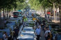 Taxistas cortan la Gran Via de Barcelona para exigir proporción con los VTC
