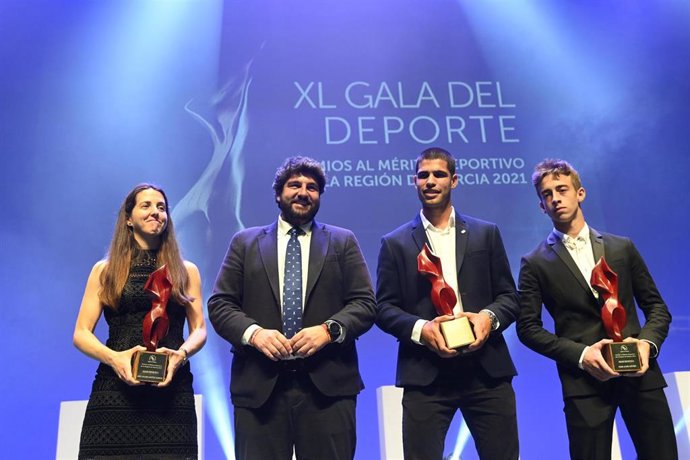 Imagen de López Miras con los deportistas premiados