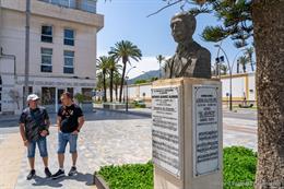 Restauración de las placas que muestran las partituras de los tres pasodobles más famosos compuestos en Cartagena, en el busto de Álvarez Alonso en la plaza del Rey