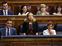 Calviño acusa al PP de querer recortar servicios públicos y presume que el Gobierno quiere recortar a las eléctricas
