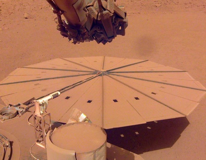 InSight capturó esta imagen de uno de sus paneles solares cubiertos de polvo el 24 de abril de 2022, el día marciano número 1211, o sol, de la misión.