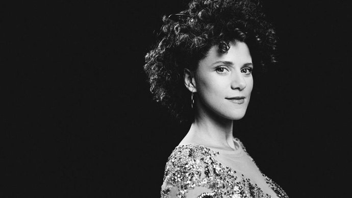 Archivo - La cantante franco-dominicana Cyrille Aimée actúa mañana jueves en el festival Mayo Jazzea