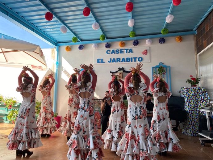 Actuación de una academia de baile en la caseta de feria 'El Jarabito'.