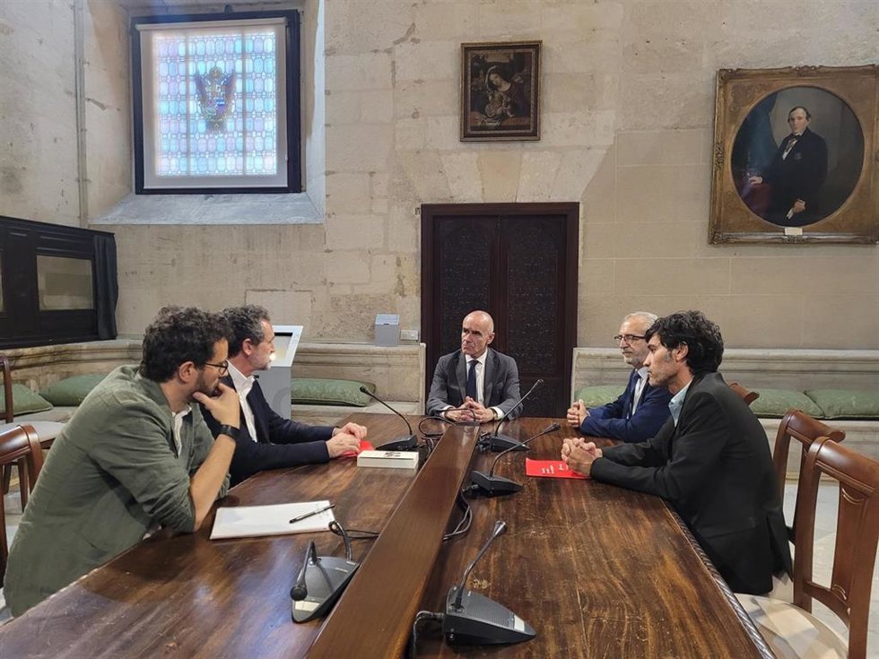 [Sevilla] Nota De Prensa Y Fotografía. Reunión Save The Children