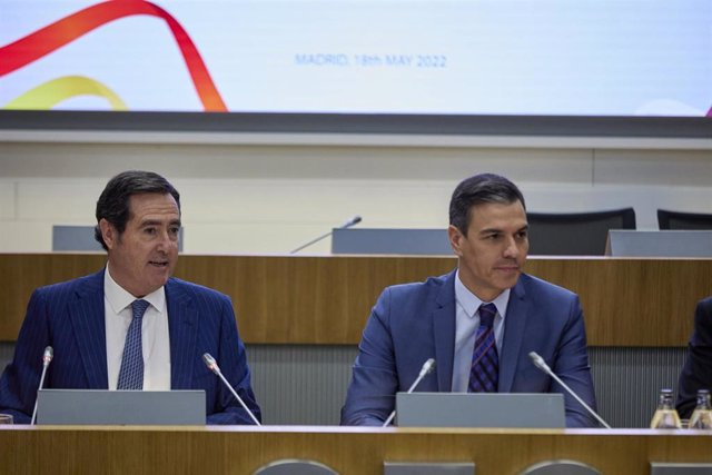 El presidente de la CEOE, Antonio Garamendi (i), y el presidente del Gobierno, Pedro Sánchez (c), presiden el acto inaugural del foro empresarial España-Qatar, en la sede de la CEOE