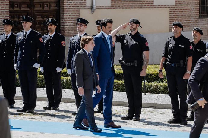 El alcalde de Madrid, José Luis Martínez-Almeida (d), recibe al emir de Catar, Tamim bin Hamad al Zani.