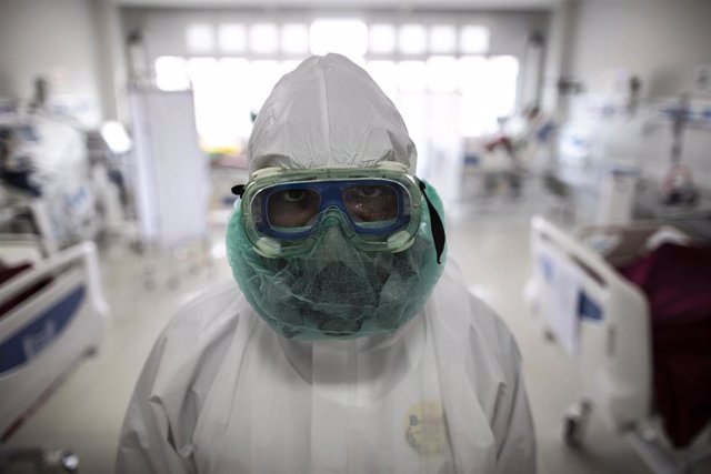 Archivo - 18 June 2021, Indonesia, Bogor: A medical staff looks to the camera while checking on COVID-19 patients at a hospital's intensive care unit (ICU) ward at the Bogor City Regional General Hospital. Photo: Donal Husni/ZUMA Wire/dpa