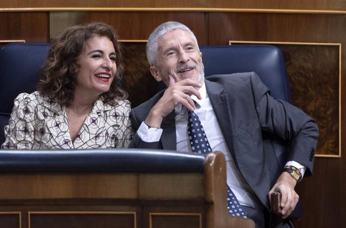 La ministra de Hacienda, María Jesús Montero, y el ministro del Interior, Fernando Grande-Marlaska, en la sesión plenaria del Congreso