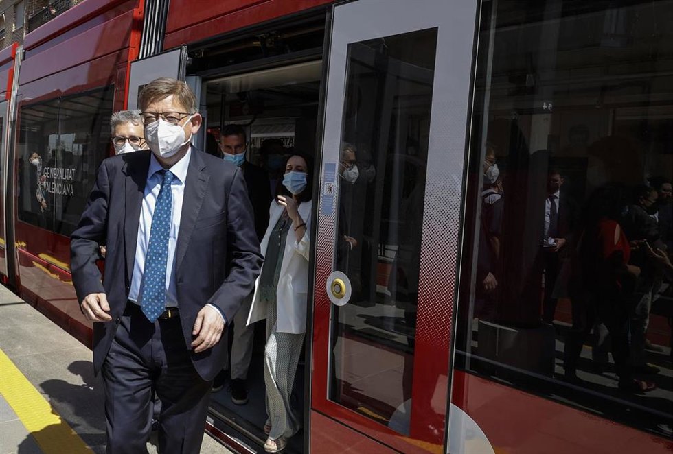 El president de la Generalitat Valenciana, Ximo Puig, baja de un vagón de la Línea 10 de Metrovalencia.