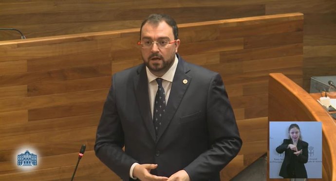 El presidente del Principado, Adrián Barbón, en la Junta General.