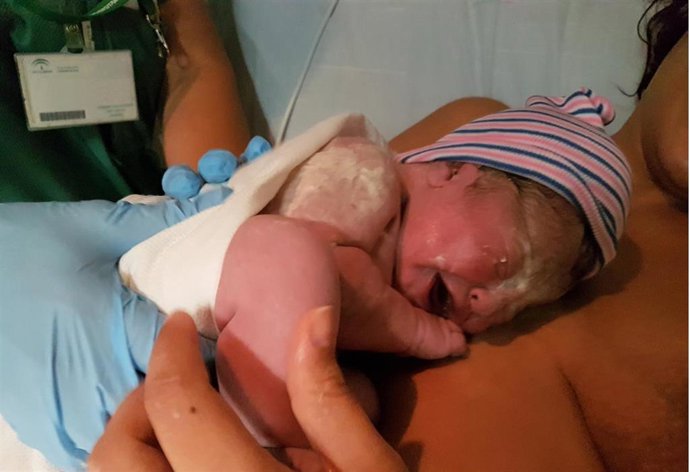 Archivo -   Foto de archivo. Nacimiento de un bebé