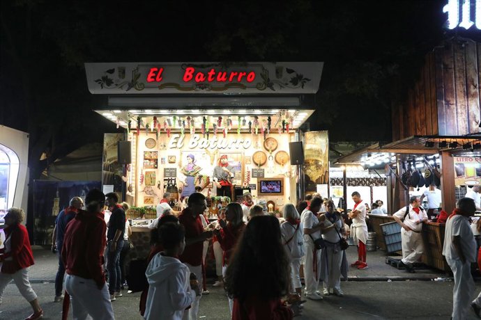 Archivo - Puestos gastronómicos en Antoniutti en unos Sanfermines de años anteriores.