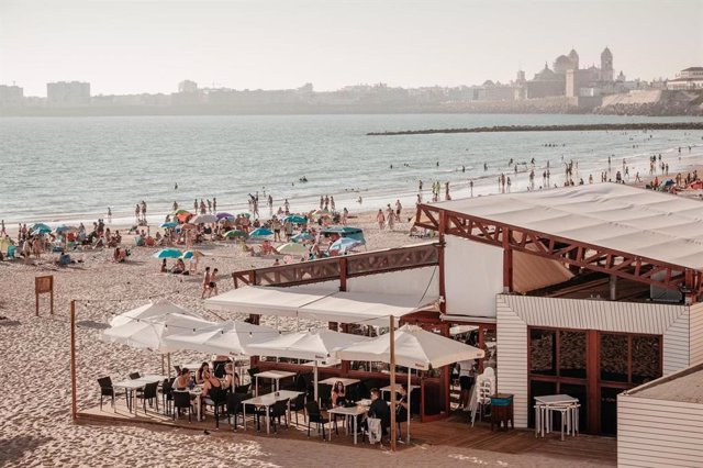 Archivo - Un chiringuito en la playa de Cádiz, en una imagen de archivo.